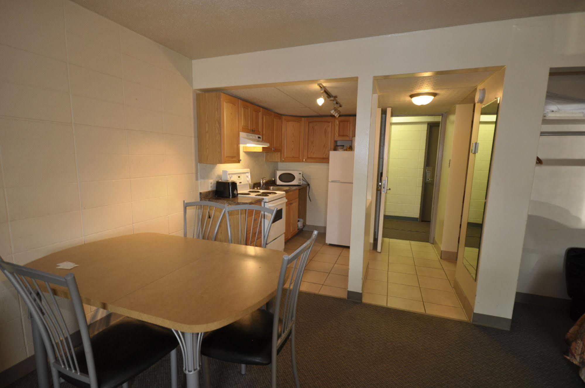 Beaverlodge Motor Inn 외부 사진